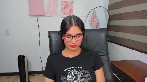 Mia online show from June 25, 11:31 pm
