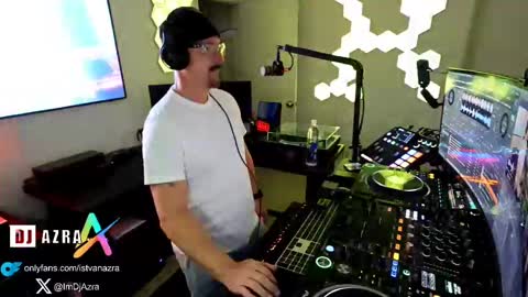 Snapshot of imdjazra chatting on February 18, 4:37 am DJ Azra online show from February 18, 4:37 am