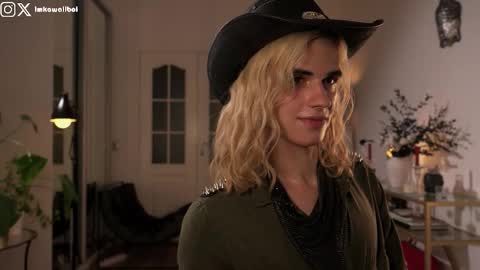 Snapshot of imkawaiiboi chatting on October 30, 10:21 pm sasha hethey online show from October 30, 10:21 pm