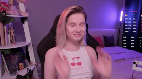 Mia online show from April 4, 10:46 am