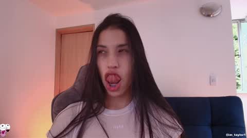 Snapshot of imtaylor__ chatting on November 17, 8:25 pm TAYLOR online show from November 17, 8:25 pm