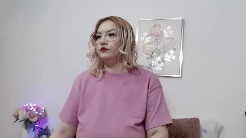 Snapshot of ina_pearl chatting on November 6, 3:40 am Ina online show from November 6, 3:40 am