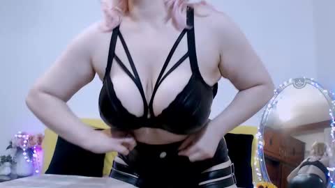 Snapshot of ina_pearl chatting on November 19, 9:37 pm Ina online show from November 19, 9:37 pm