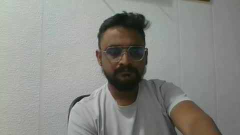 Snapshot of indian1433 chatting on December 3, 4:20 am indian1433 online show from December 3, 4:20 am