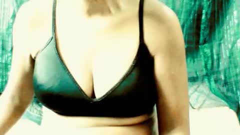 Snapshot of indian_spice_girl chatting on March 25, 6:41 am indian_spice_girl online show from March 25, 6:41 am