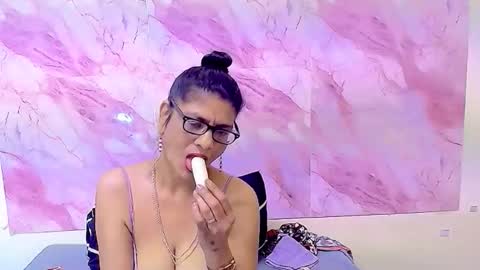 Snapshot of indianallure chatting on October 18, 6:48 am Femiez online show from October 18, 6:48 am