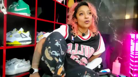 Snapshot of indianbeauty27_ chatting on May 15, 5:47 am Nikki online show from May 15, 5:47 am