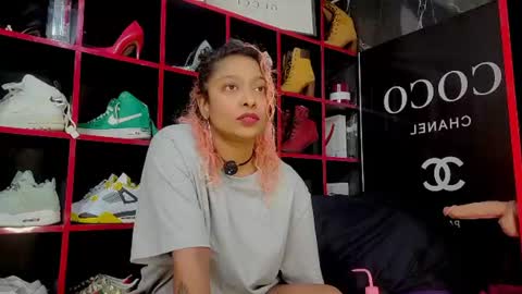 Snapshot of indianbeauty27_ chatting on June 22, 12:02 pm Nikki online show from June 22, 12:02 pm