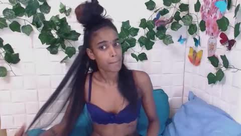 Snapshot of indiandollarz chatting on October 28, 5:44 am Zoey online show from October 28, 5:44 am