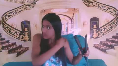 Snapshot of indiandollarz chatting on November 4, 5:50 am Zoey online show from November 4, 5:50 am