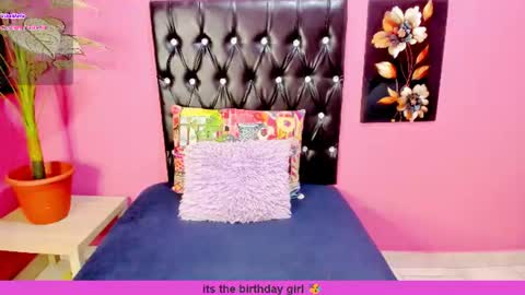 PARADISEQUEEN online show from August 3, 7:40 am