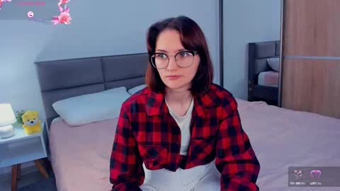 Snapshot of inellcanty chatting on September 19, 4:03 am Kira online show from September 19, 4:03 am