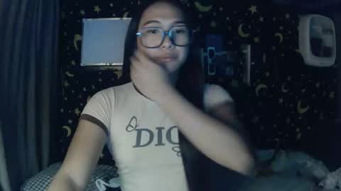 Snapshot of insulting_whoreifica chatting on December 14, 6:19 am MAXINE online show from December 14, 6:19 am