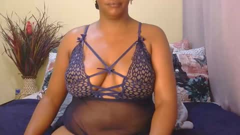 Snapshot of intimacysexy chatting on May 27, 10:40 pm boniswa caroline online show from May 27, 10:40 pm
