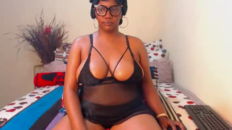 Snapshot of intimacysexy chatting on July 1, 7:46 pm boniswa caroline online show from July 1, 7:46 pm
