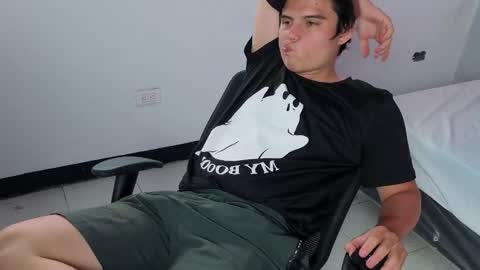 Snapshot of invincible200 chatting on October 31, 1:45 pm invincible200 online show from October 31, 1:45 pm