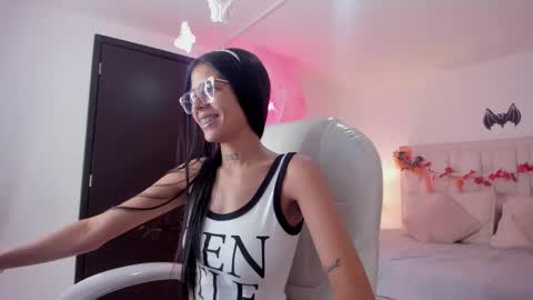 Snapshot of iris8_ chatting on October 31, 1:23 pm iris8_ online show from October 31, 1:23 pm