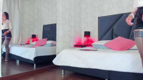 Snapshot of iris_bells chatting on December 15, 4:11 pm Queen Iris online show from December 15, 4:11 pm