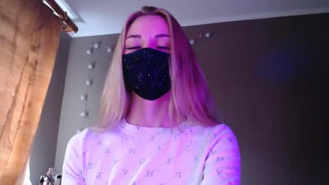 Snapshot of iris_lave chatting on September 30, 2:33 pm Lily online show from September 30, 2:33 pm