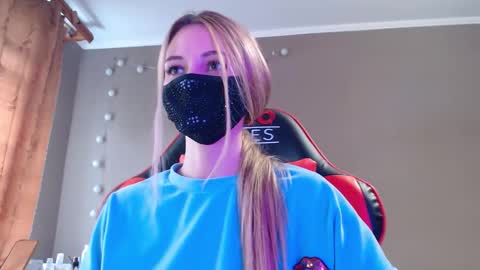 Snapshot of iris_lave chatting on October 19, 12:28 pm Lily online show from October 19, 12:28 pm