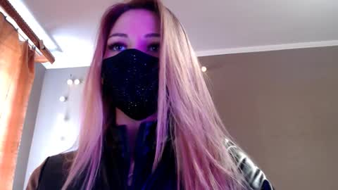 Snapshot of iris_lave chatting on March 13, 2:01 pm Lily online show from March 13, 2:01 pm