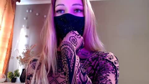 Snapshot of iris_lave chatting on March 15, 3:18 pm Lily online show from March 15, 3:18 pm