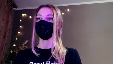 Snapshot of iris_lave chatting on March 25, 5:08 pm Lily online show from March 25, 5:08 pm