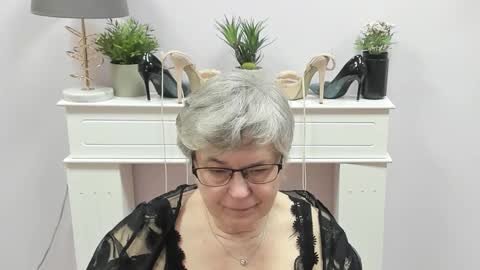 Snapshot of iris_xdesire chatting on February 17, 7:16 am I R I S online show from February 17, 7:16 am