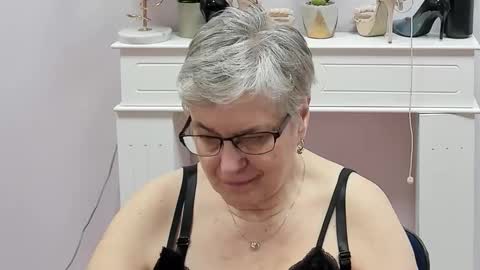 Snapshot of iris_xdesire chatting on March 20, 7:13 am I R I S online show from March 20, 7:13 am
