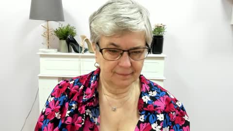 Snapshot of iris_xdesire chatting on April 1, 6:14 am I R I S online show from April 1, 6:14 am