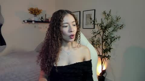 Snapshot of isa_____ chatting on April 5, 8:50 pm isa_____ online show from April 5, 8:50 pm
