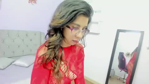 isa_florezz online show from June 16, 8:00 pm