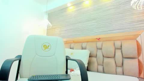 Isa online show from October 27, 7:51 pm