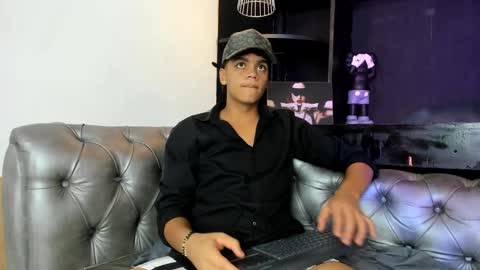 Snapshot of isaac_collins_ chatting on November 21, 7:45 pm Isaac online show from November 21, 7:45 pm