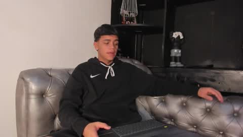 Snapshot of isaac_collins_ chatting on November 29, 8:34 pm Isaac online show from November 29, 8:34 pm