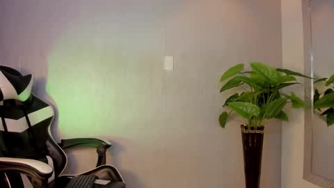 Snapshot of isaac_collins_ chatting on December 4, 9:45 pm Isaac online show from December 4, 9:45 pm