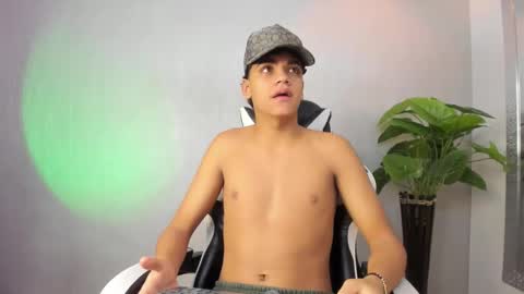 Snapshot of isaac_collins_ chatting on December 5, 8:27 pm Isaac online show from December 5, 8:27 pm