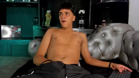 Snapshot of isaac_collins_ chatting on December 16, 8:25 pm Isaac online show from December 16, 8:25 pm