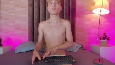 isaac_grey_ online show from March 27, 7:24 pm