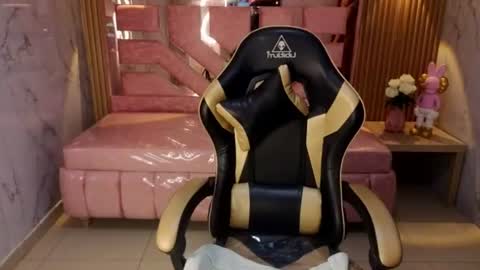 Snapshot of isabeau_s chatting on June 11, 1:42 pm isabeau_s online show from June 11, 1:42 pm