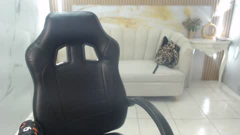Snapshot of isabeau_s chatting on June 13, 1:20 pm isabeau_s online show from June 13, 1:20 pm