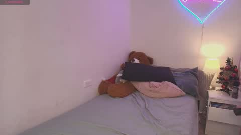 Snapshot of isabel_roux chatting on December 19, 11:45 pm Isabel online show from December 19, 11:45 pm