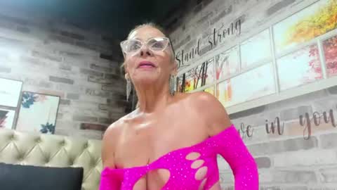 Isabela online show from June 10, 8:52 pm