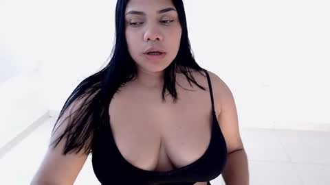 isabelateran online show from August 5, 6:33 pm