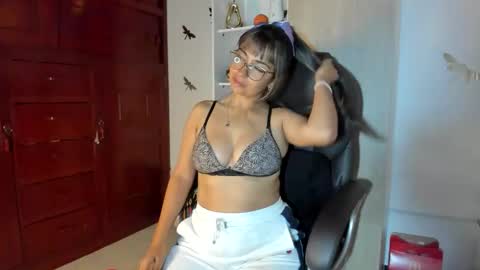 Snapshot of isabella22_1 chatting on February 12, 12:27 am Isabella22 1 online show from February 12, 12:27 am