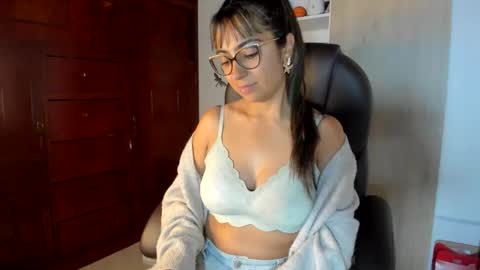 Snapshot of isabella22_1 chatting on February 25, 2:54 am Isabella22 1 online show from February 25, 2:54 am