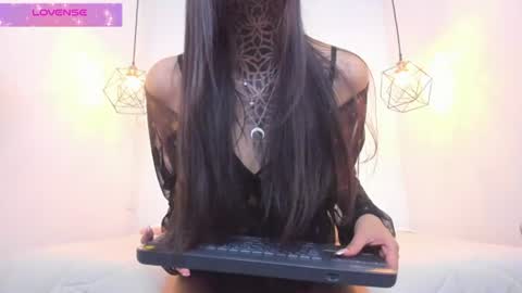 Snapshot of isabella23__ chatting on June 13, 2:15 pm Isa online show from June 13, 2:15 pm