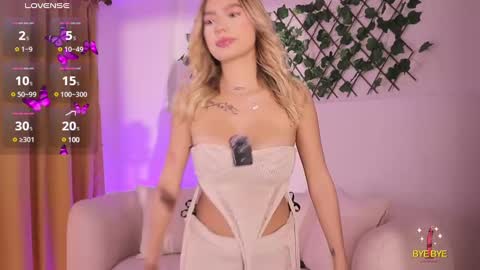 Snapshot of isabella_cox__ chatting on February 22, 12:49 am Isabella online show from February 22, 12:49 am