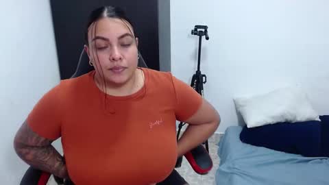 Snapshot of isabella_hots chatting on December 5, 9:06 pm estefania online show from December 5, 9:06 pm