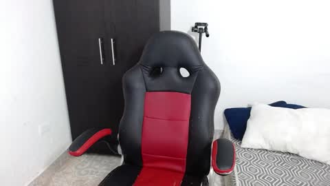 Snapshot of isabella_hots chatting on December 9, 11:15 am estefania online show from December 9, 11:15 am